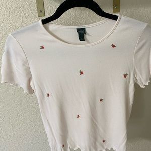 Light pink t-shirt with rose patterns